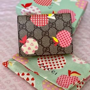 Like New Gucci Les Pommes card case wallet